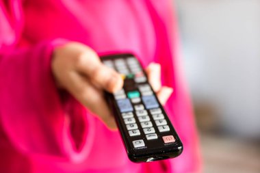 TV uzaktan kumanda kadın elinde tuttu. T geçiş kanalları