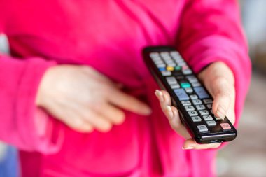 TV uzaktan kumanda kadın elinde tuttu. T geçiş kanalları
