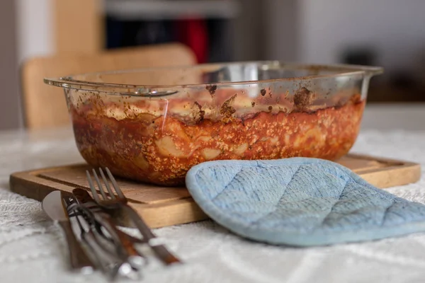 Lasanha saborosa preparada no forno na cozinha da casa. Um saboroso — Fotografia de Stock