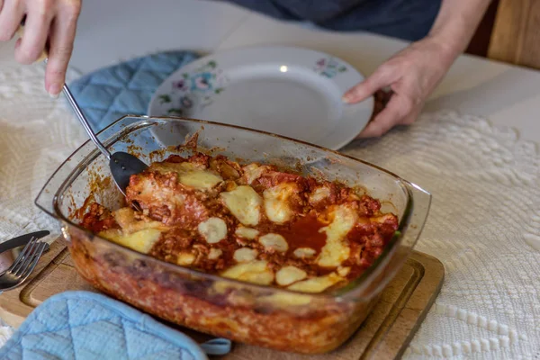 Gustose lasagne preparate in forno in cucina casalinga. Un gustoso — Foto Stock