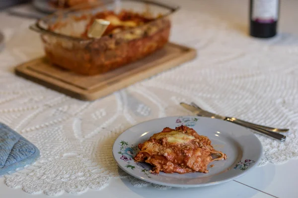 Smakelijke lasagne bereid in de oven in de keuken thuis. Een smakelijke — Stockfoto
