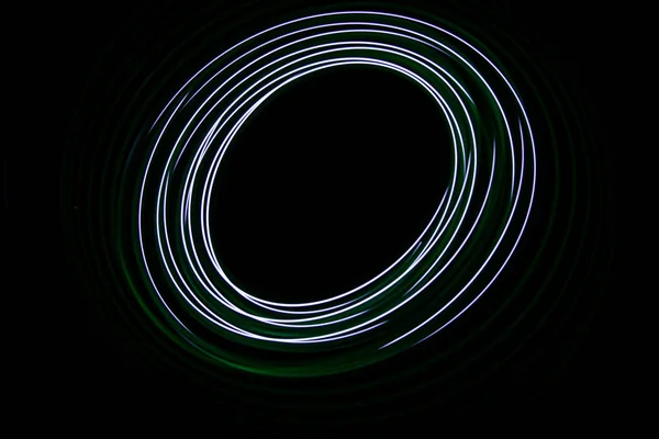 Ζωγραφική με φως που προέρχεται από τη δίοδο. Σχεδιάσετε ένα περίγραμμα σπιράλ — Φωτογραφία Αρχείου