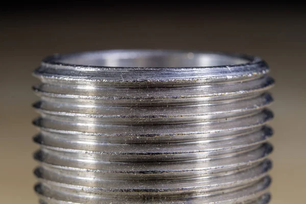 Pernos y tornillos para metal en una mesa de taller. Accesorio de carpintería —  Fotos de Stock