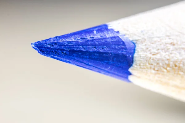 Potlood en potloden bij hoge vergroting. Naald en crayon penc — Stockfoto