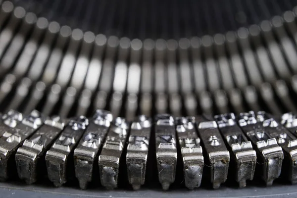 Máquina de escribir mostrada en macro tecnología. Un dispositivo mecánico para pr —  Fotos de Stock