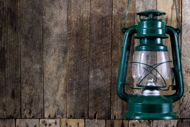 Yağ lambası bir ahşap duvarda asılı. Aydınlatma Odalar eski bir yöntemi.