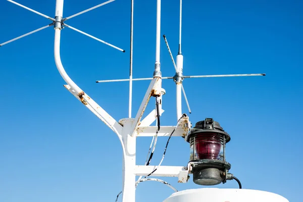 Lâmpada de sinalização. Iluminação do navio a bordo de um navio flutuante em th — Fotografia de Stock