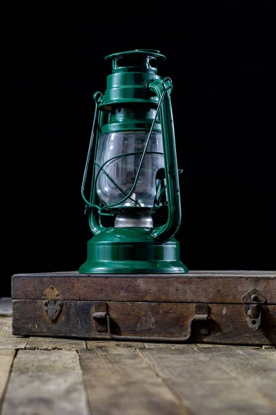 Lámpara de aceite en una vieja caja de madera. Accesorios antiguos fijados en una madera —  Fotos de Stock