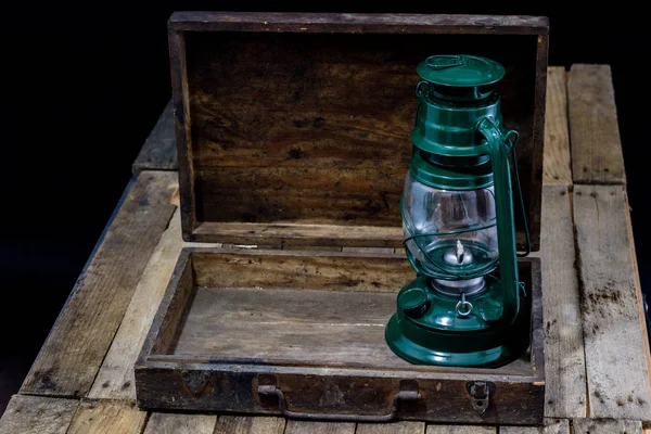 Lampe à huile dans un vieux boîtier en bois. Accessoires anciens fixés sur un bois — Photo