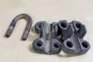 Eski Bahçe aksesuarları. Atölye masada paslı hortum kelepçeleri.