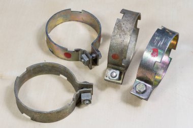 Eski Bahçe aksesuarları. Atölye masada paslı hortum kelepçeleri.