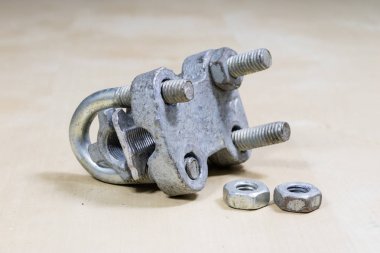 Eski Bahçe aksesuarları. Atölye masada paslı hortum kelepçeleri.