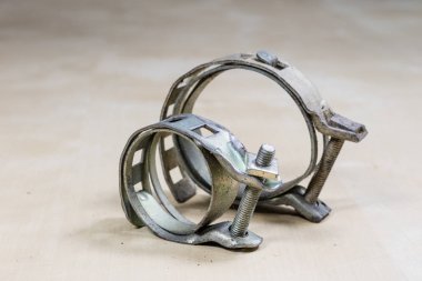 Eski Bahçe aksesuarları. Atölye masada paslı hortum kelepçeleri.