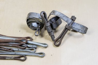 Eski Bahçe aksesuarları. Atölye masada paslı hortum kelepçeleri.