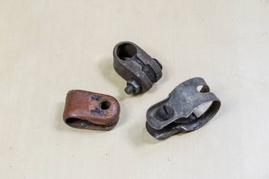 Eski Bahçe aksesuarları. Atölye masada paslı hortum kelepçeleri.