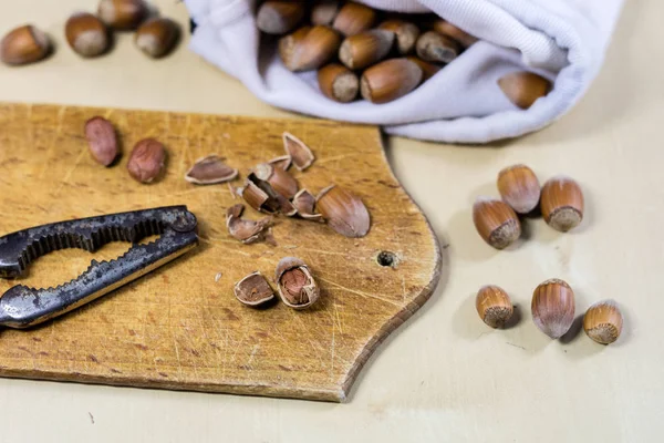 Nocciole saporite su un tavolo da cucina in legno. Specialità forestali e — Foto Stock