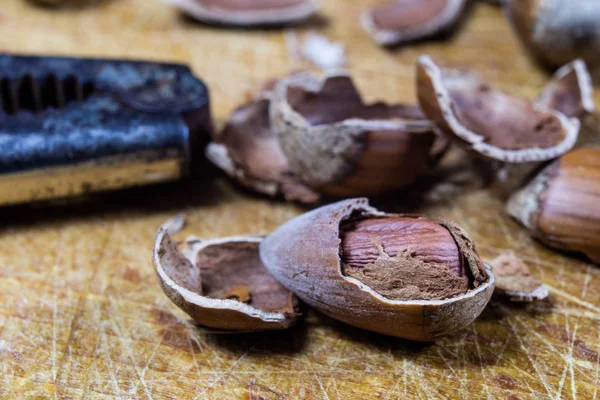 Nocciole saporite su un tavolo da cucina in legno. Specialità forestali e — Foto Stock