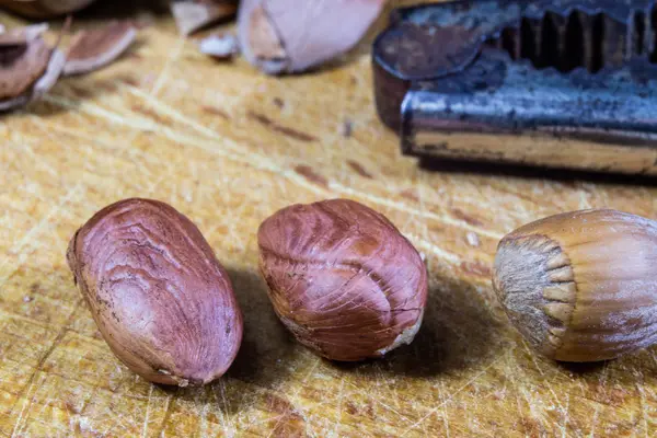 Nocciole saporite su un tavolo da cucina in legno. Specialità forestali e — Foto Stock