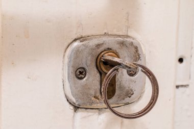 Evin ön kapının anahtarları. Gerekli çeşitli aksesuarlar 