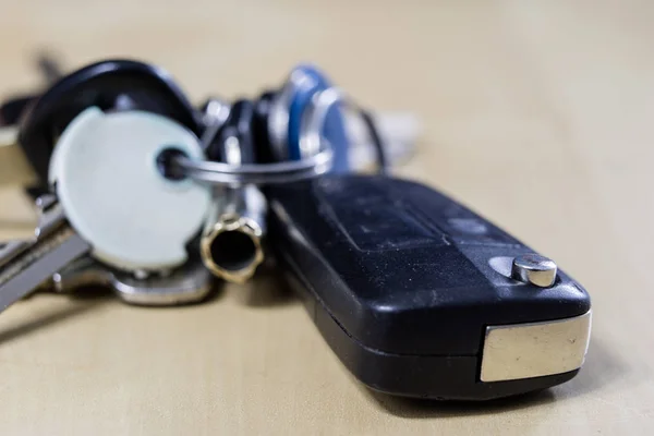 Sleutels tot de voordeur van het huis. Diverse toebehoren die nodig zijn — Stockfoto