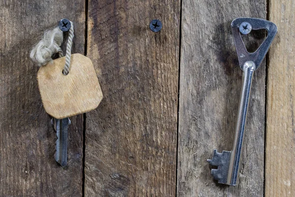 Sleutels tot de voordeur van het huis. Diverse toebehoren die nodig zijn — Stockfoto