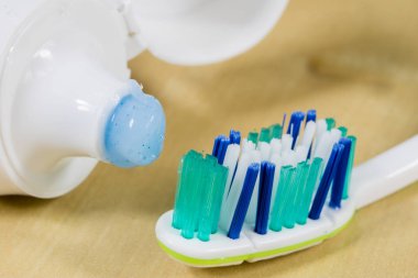 Yeni bir diş fırçası. Bir diş kıllar düzenlenmiş diş macunu