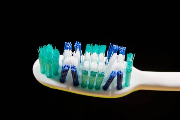 A new toothbrush. Toothpaste arranged on the bristles of a tooth — Stock Photo, Image