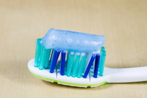 A new toothbrush. Toothpaste arranged on the bristles of a tooth — Stock Photo, Image