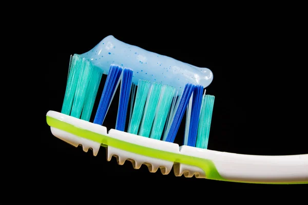 A new toothbrush. Toothpaste arranged on the bristles of a tooth — Stock Photo, Image