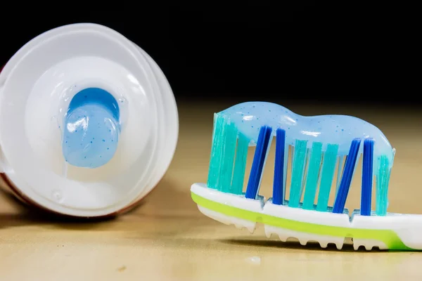 A new toothbrush. Toothpaste arranged on the bristles of a tooth — Stock Photo, Image