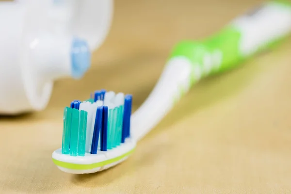 A new toothbrush. Toothpaste arranged on the bristles of a tooth — Stock Photo, Image