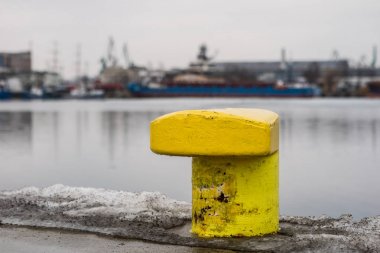 Halatı ile dolaşık bir demirleme baba. Demirli gemiler 