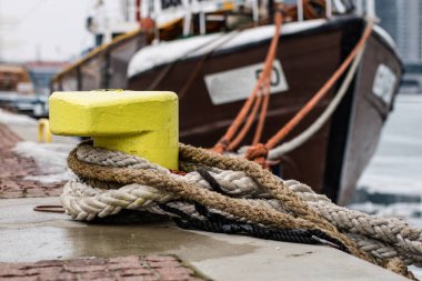 Halatı ile dolaşık bir demirleme baba. Demirli gemiler 