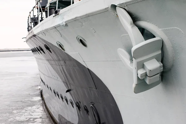 Het anker van een grote oorlogsschip staan in de haven. Boog van een shi — Stockfoto