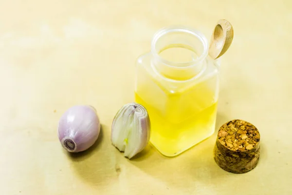 The specificity of onion on the flu. Healing juice in a vial on — Stock Photo, Image