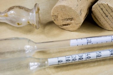 Ev yapımı şarap ve alkol ürünleri için aksesuarlar. Kirli ferme
