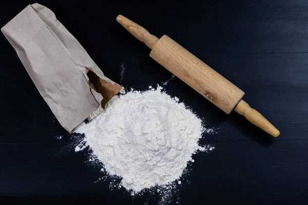Mąki i wałek do wyrabiania ciasta na tabl kuchnia — Zdjęcie stockowe