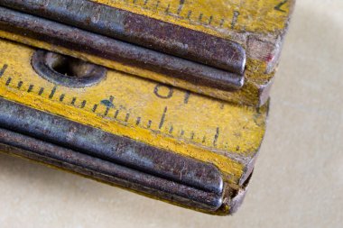 Eski ölçü Doğrama ahşap Atölyesi masada. Sanayi erişim