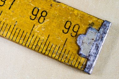 Eski ölçü Doğrama ahşap Atölyesi masada. Sanayi erişim