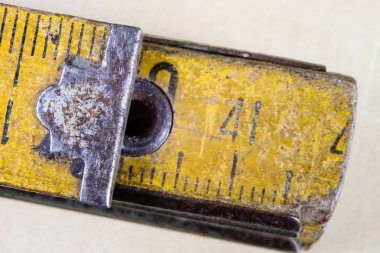 Eski ölçü Doğrama ahşap Atölyesi masada. Sanayi erişim