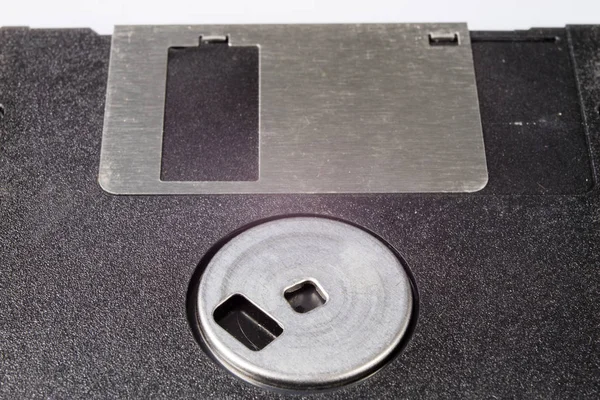 3.5 "disquete. Transportador de dados quebrado para computadores antigos em um isolado — Fotografia de Stock