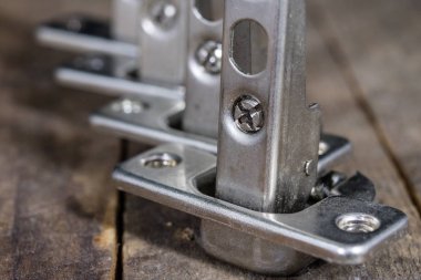 Ahşap menteşe ahşap Atölyesi masada. Sanayi aksesuarlar