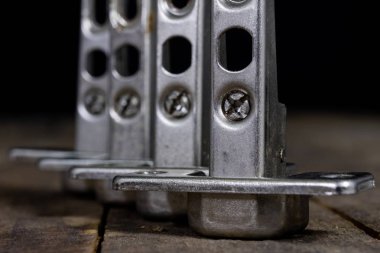 Ahşap menteşe ahşap Atölyesi masada. Sanayi aksesuarlar