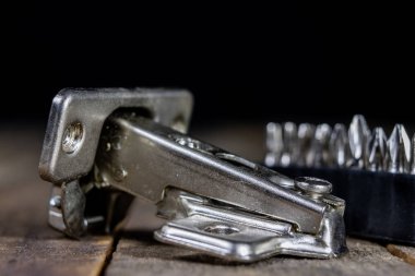 Ahşap menteşe ahşap Atölyesi masada. Sanayi aksesuarlar