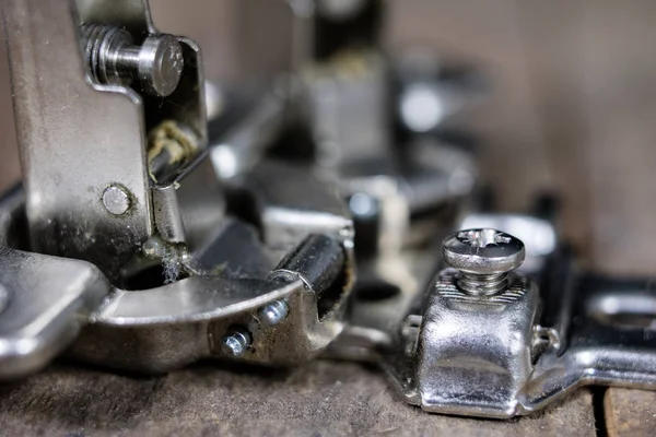 Ahşap menteşe ahşap Atölyesi masada. Sanayi aksesuarlar