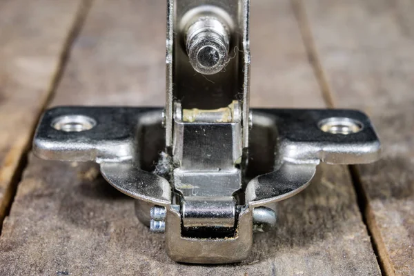 Een houtbewerking scharnier op een houten workshop tafel. Schrijnwerkerij accessoires — Stockfoto