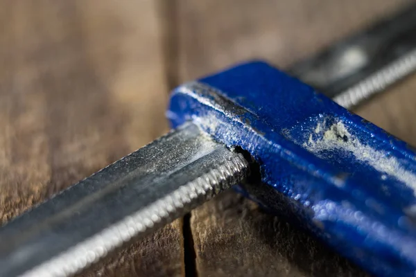 Pinza de carpintero para carpintería. Accesorios en una carpintería —  Fotos de Stock