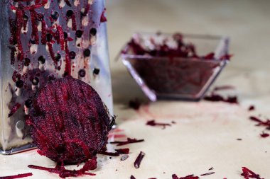 Pancar bir mutfak rendesi rendesi rendelenmiş. Mutfak tezgahı ve preparat