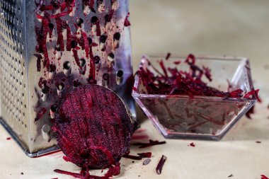 Pancar bir mutfak rendesi rendesi rendelenmiş. Mutfak tezgahı ve preparat