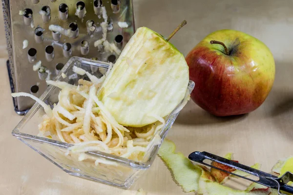 Elma mutfak rendesi üzerine rendelenmiş. Mutfak tezgahı ve öncesi